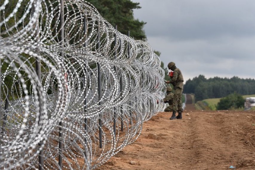Na polsko – białoruskiej granicy powstało już prawie 15 km ogrodzenia (zdjęcia)