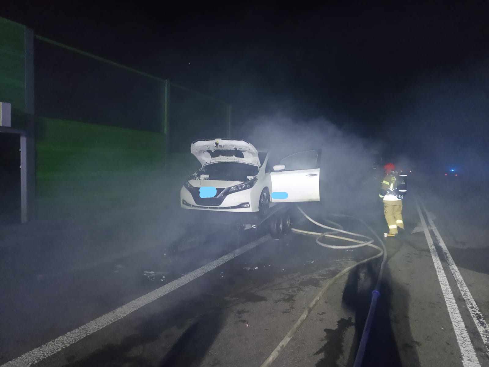 Pożar auta elektrycznego przed przejściem granicznym. Akcja strażaków trwała 9 godzin (zdjęcia)