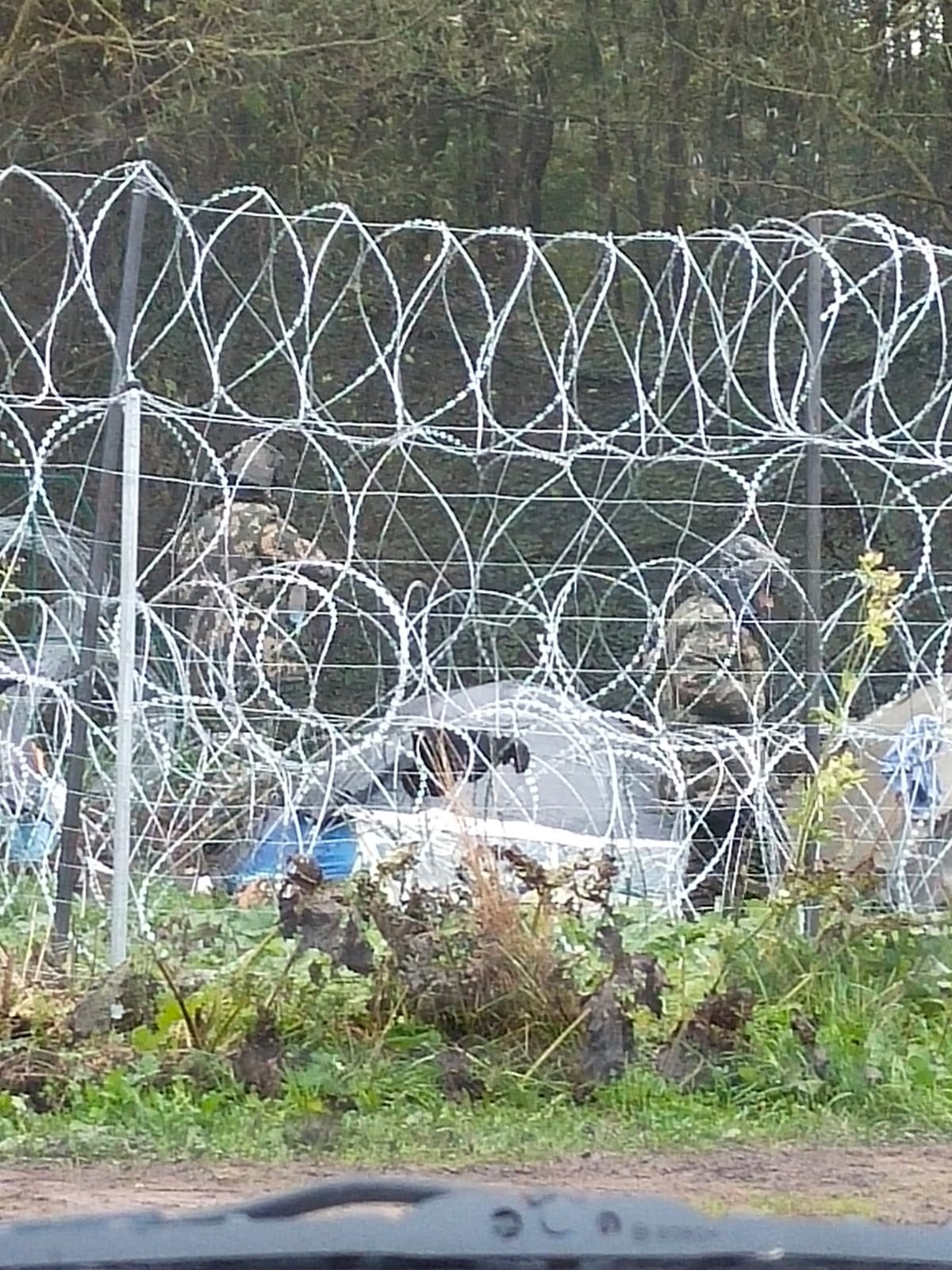 Koczujący przy granicy imigranci dostają mundury. Ponad 300 kolejnych prób nielegalnego przedostania się do Polski (zdjęcia)