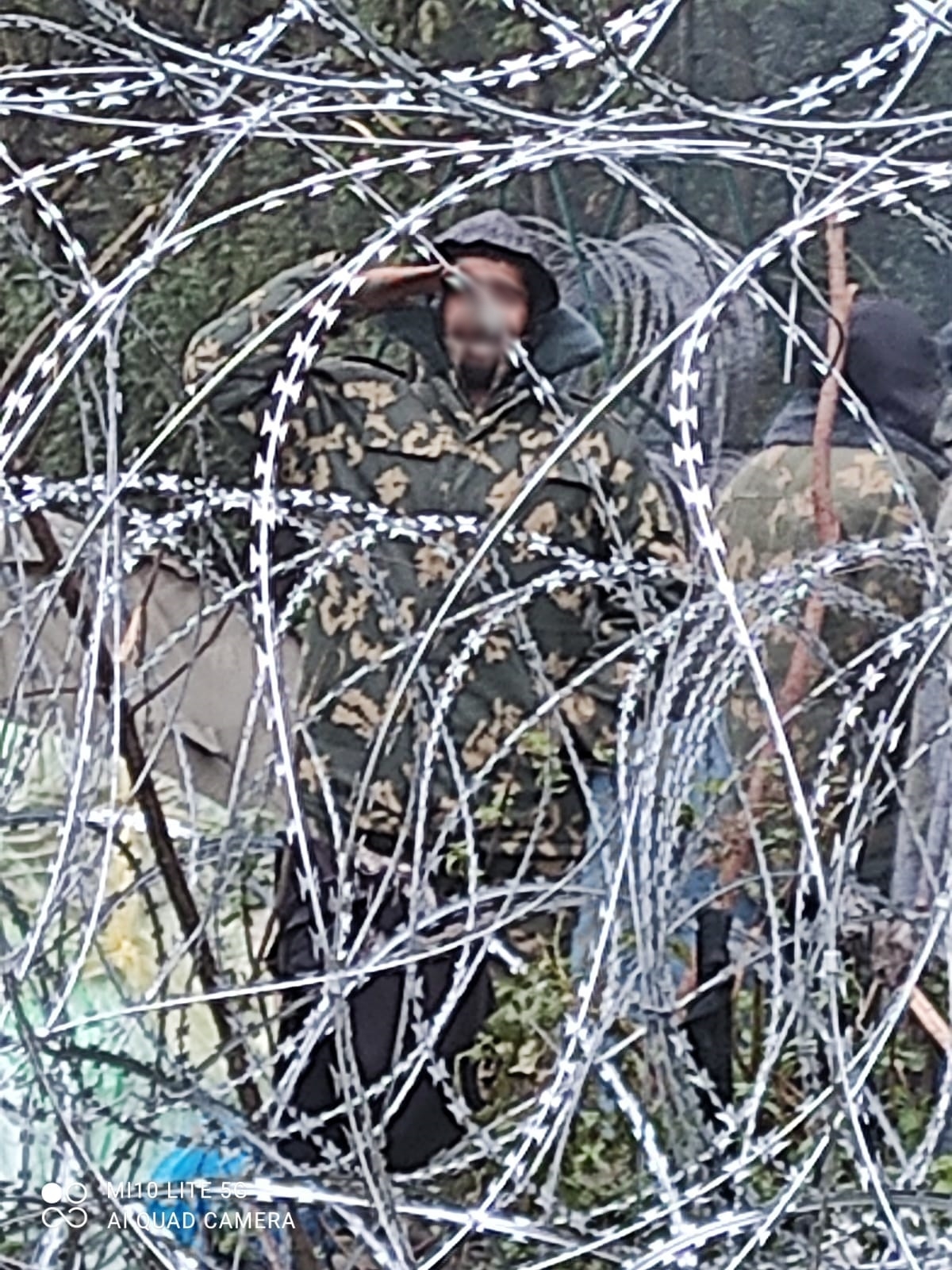 Koczujący przy granicy imigranci dostają mundury. Ponad 300 kolejnych prób nielegalnego przedostania się do Polski (zdjęcia)
