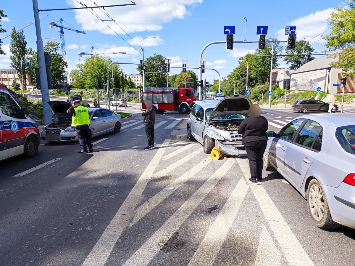 Zderzenie trzech aut na skrzyżowaniu w Lublinie. Są osoby ranne i duże utrudnienia w ruchu (zdjęcia)
