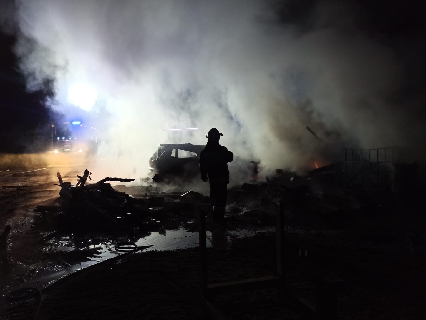 Ponad trzy godziny walki strażaków z pożarem garażu. Jedna osoba trafiła do szpitala (zdjęcia)