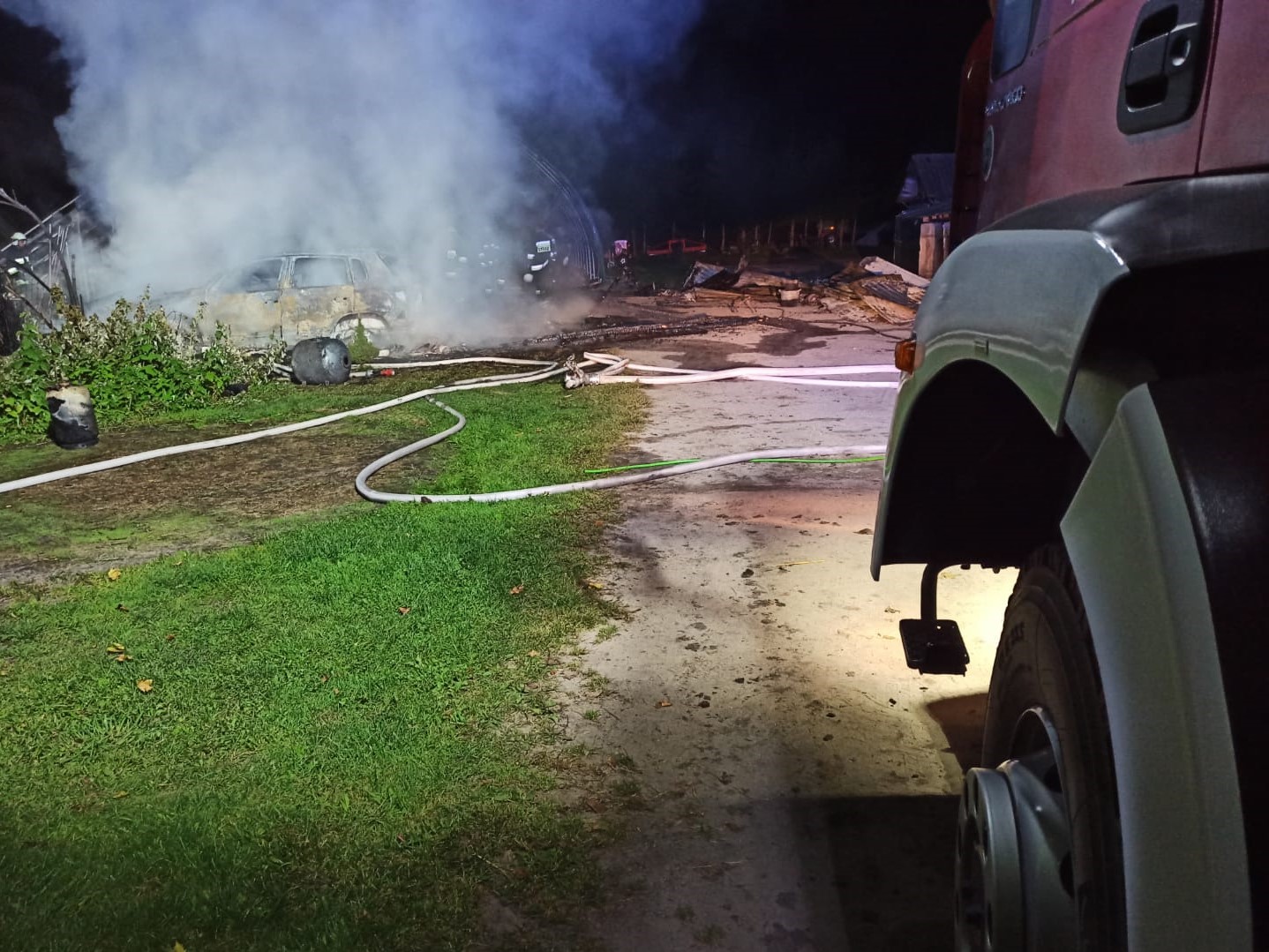 Ponad trzy godziny walki strażaków z pożarem garażu. Jedna osoba trafiła do szpitala (zdjęcia)