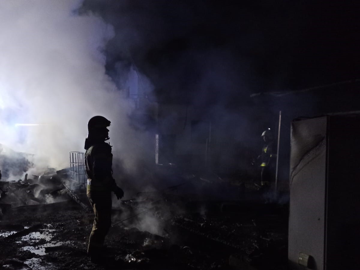 Ponad trzy godziny walki strażaków z pożarem garażu. Jedna osoba trafiła do szpitala (zdjęcia)
