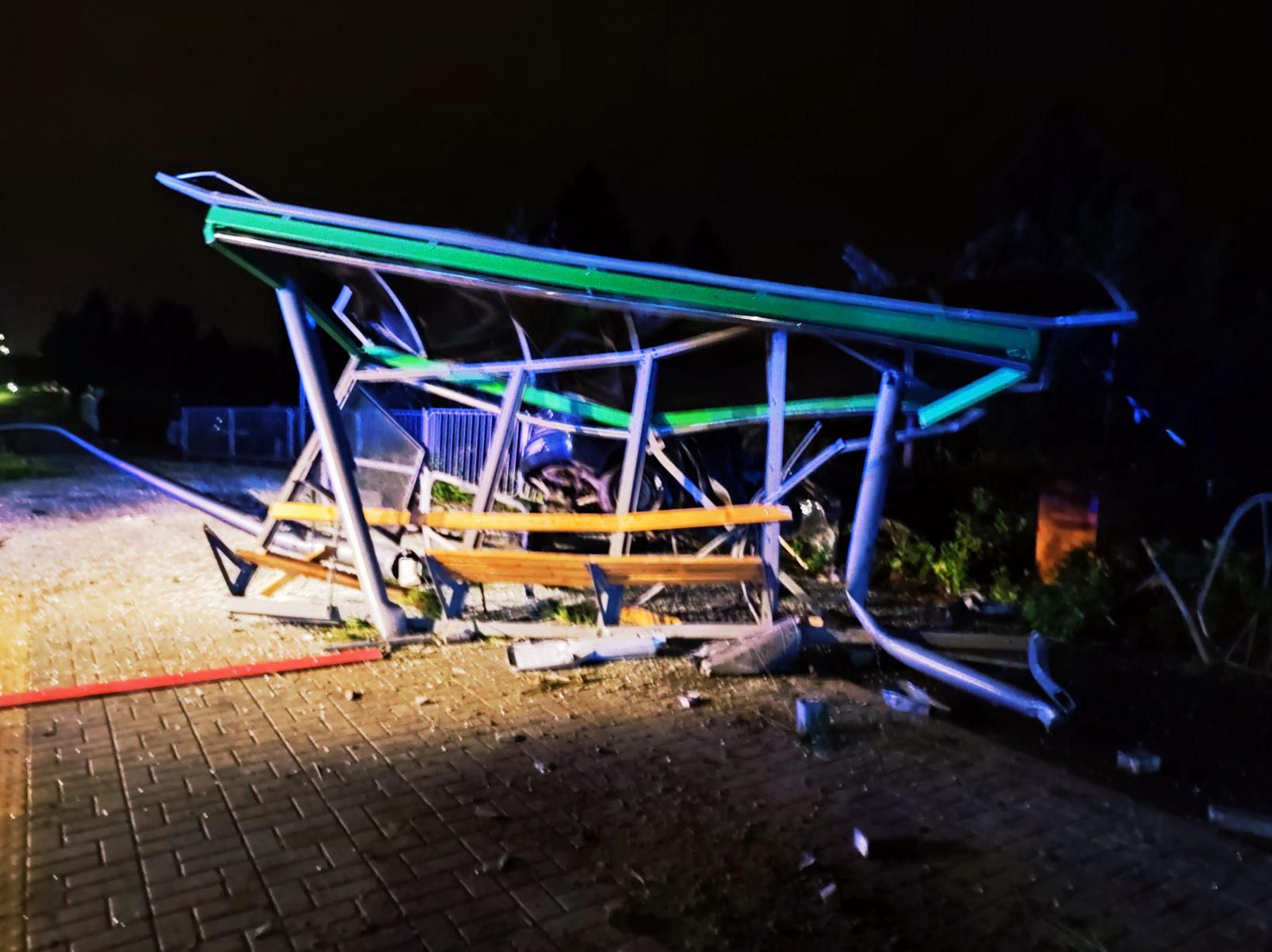 Renault uderzył w dwie latarnie, staranował bariery i przystanek komunikacji miejskiej. Kierowca był pijany (zdjęcia)