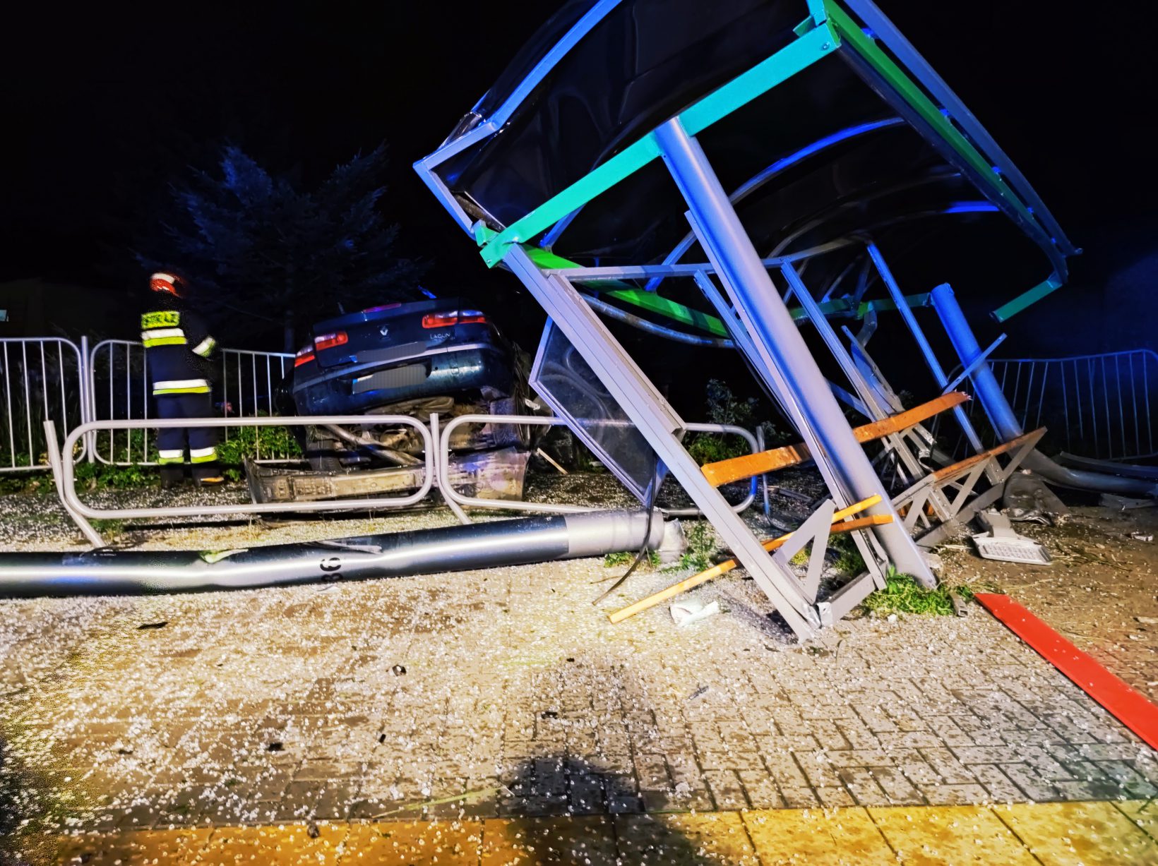 Renault uderzył w dwie latarnie, staranował bariery i przystanek komunikacji miejskiej. Kierowca był pijany (zdjęcia)