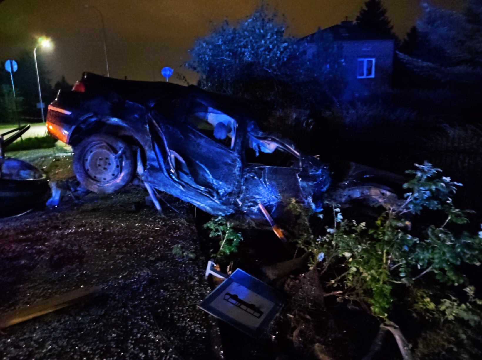 Renault uderzył w dwie latarnie, staranował bariery i przystanek komunikacji miejskiej. Kierowca był pijany (zdjęcia)