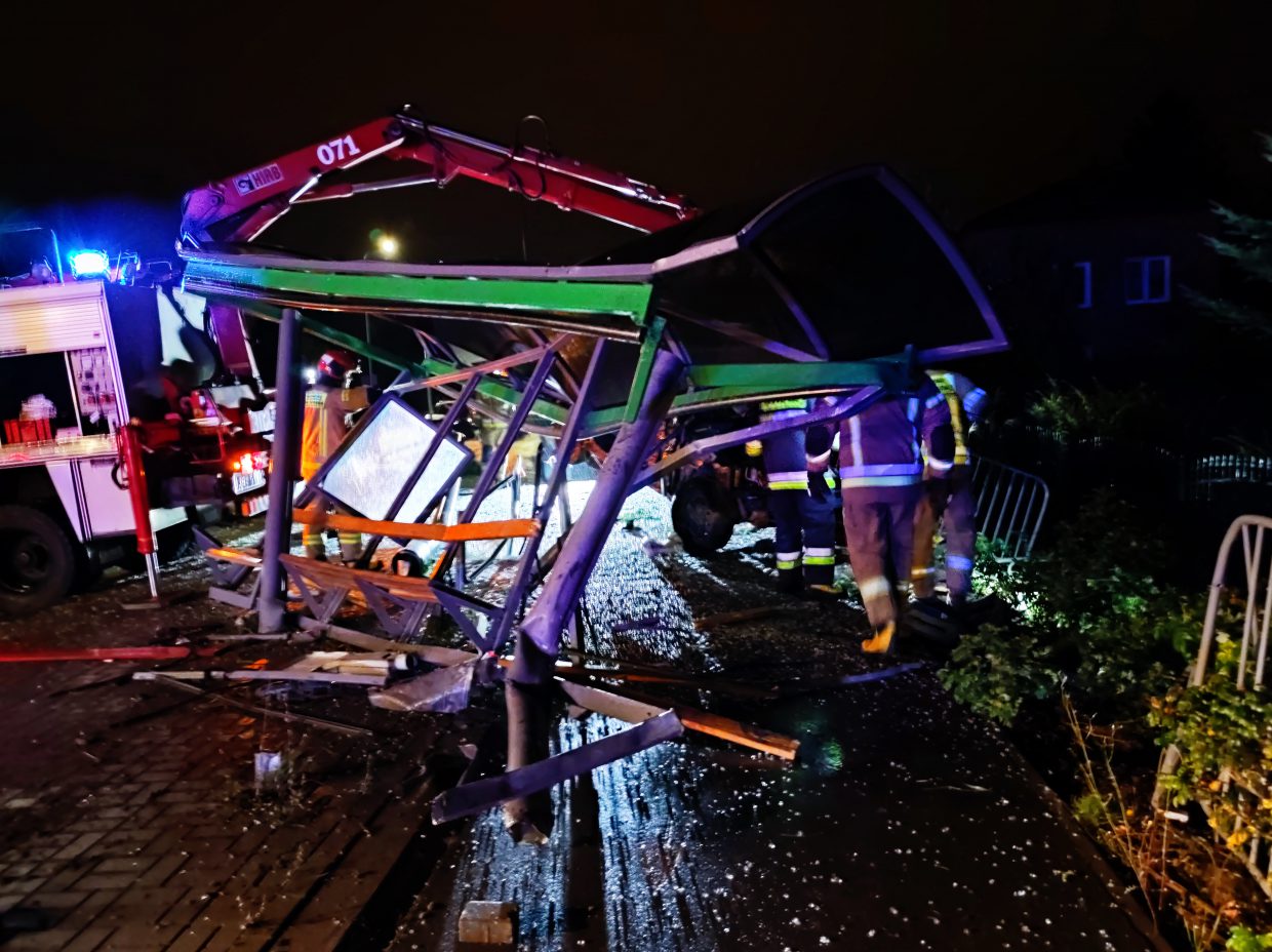 Renault uderzył w dwie latarnie, staranował bariery i przystanek komunikacji miejskiej. Kierowca był pijany (zdjęcia)