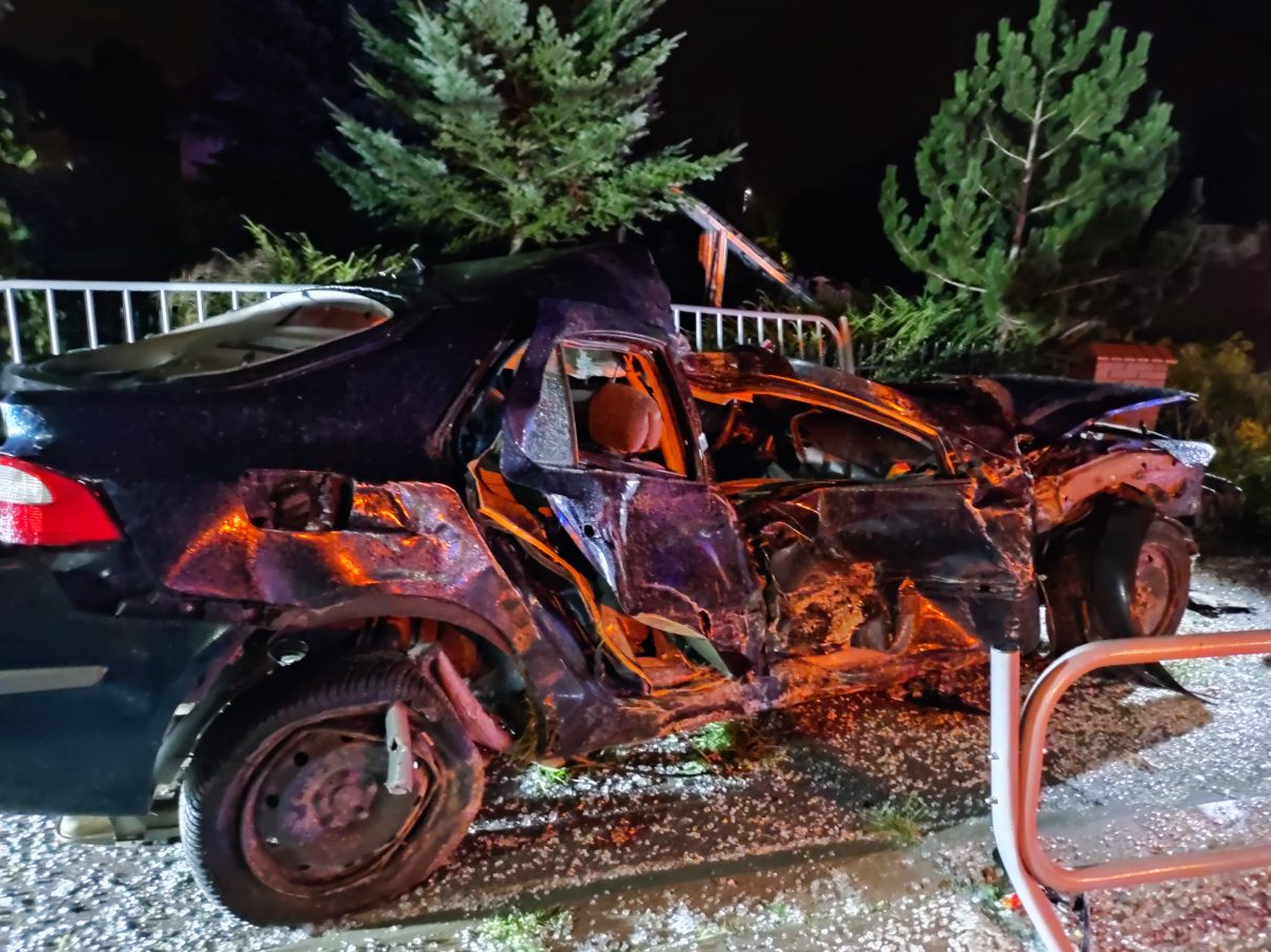 Renault uderzył w dwie latarnie, staranował bariery i przystanek komunikacji miejskiej. Kierowca był pijany (zdjęcia)
