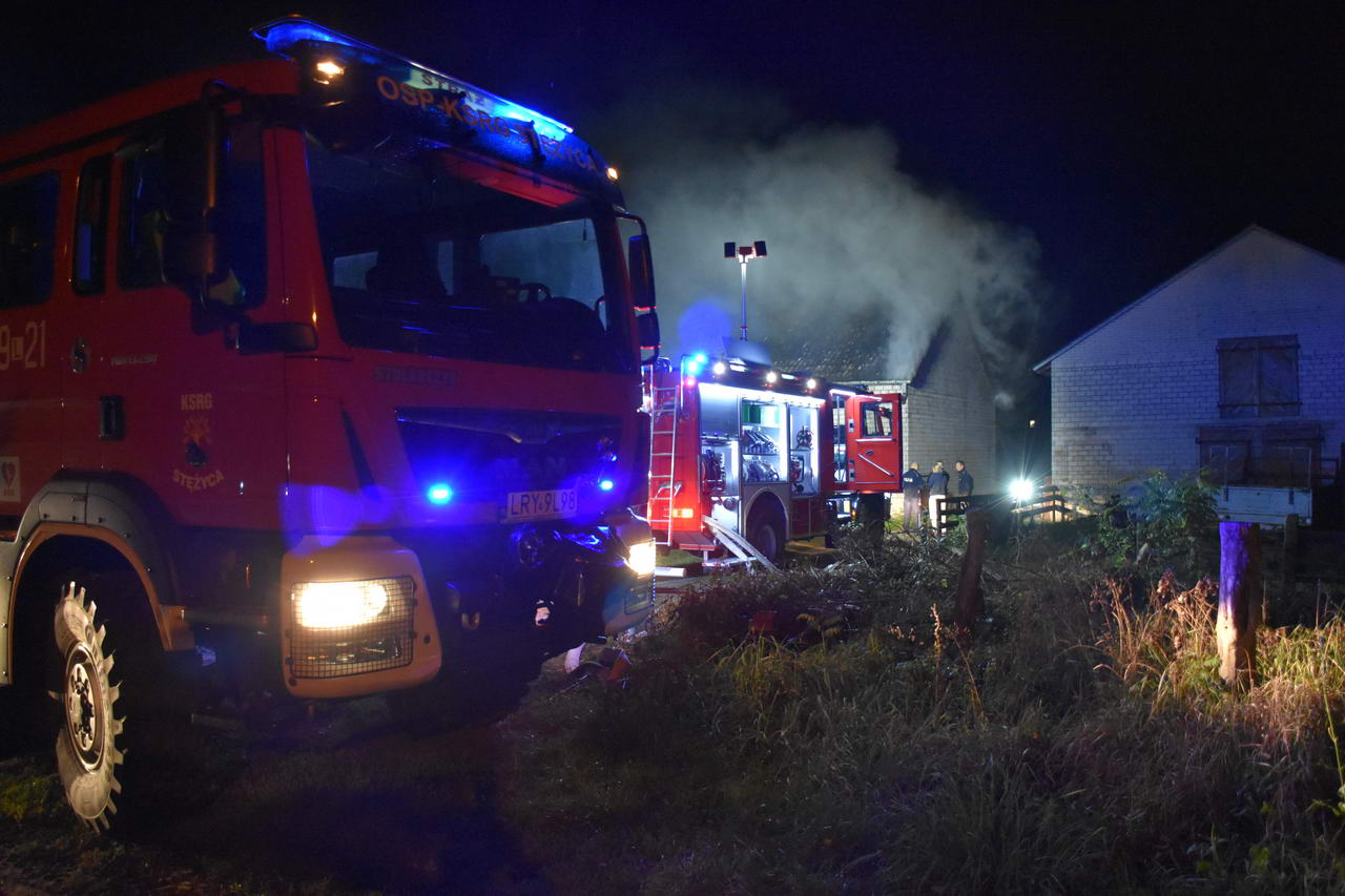 Nocny pożar budynku gospodarczego. Akcja gaśnicza trwała kilka godzin (zdjęcia)