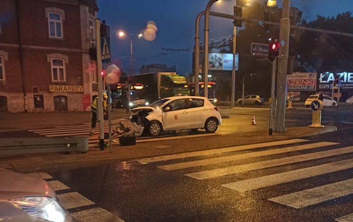 Toyota zderzyła się z autobusem. Obaj kierowcy trafili do szpitala (zdjęcia)