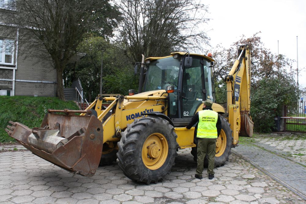 Odebrali przestępcom wózki widłowe i koparko-ładowarkę. Sprzęt wykorzysta straż graniczna (zdjęcia)