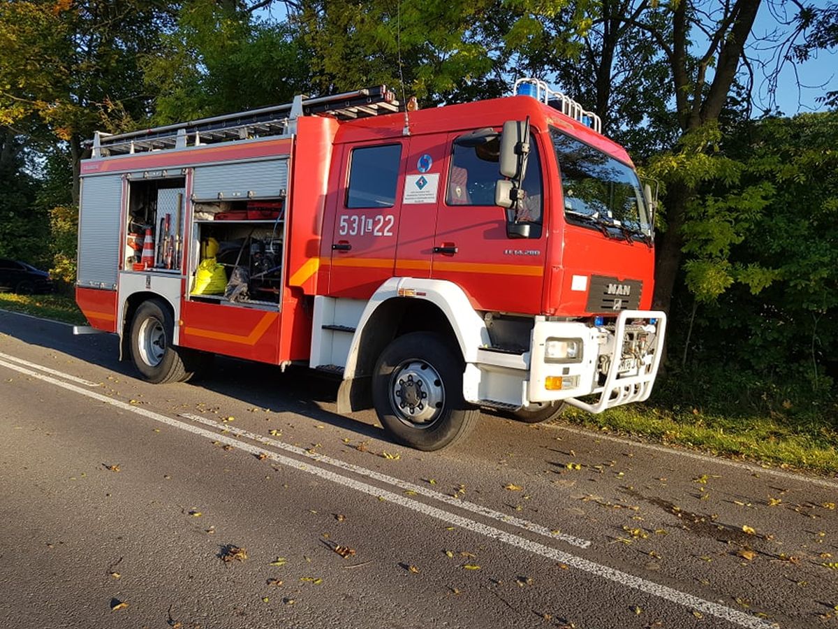 Groźny wypadek na łuku drogi. Toyota zderzyła się z ciężarówką (zdjęcia)