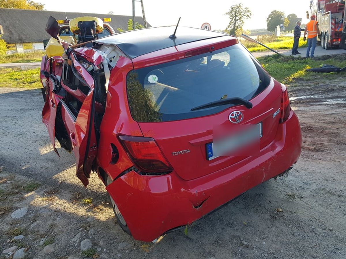 Groźny wypadek na łuku drogi. Toyota zderzyła się z ciężarówką (zdjęcia)