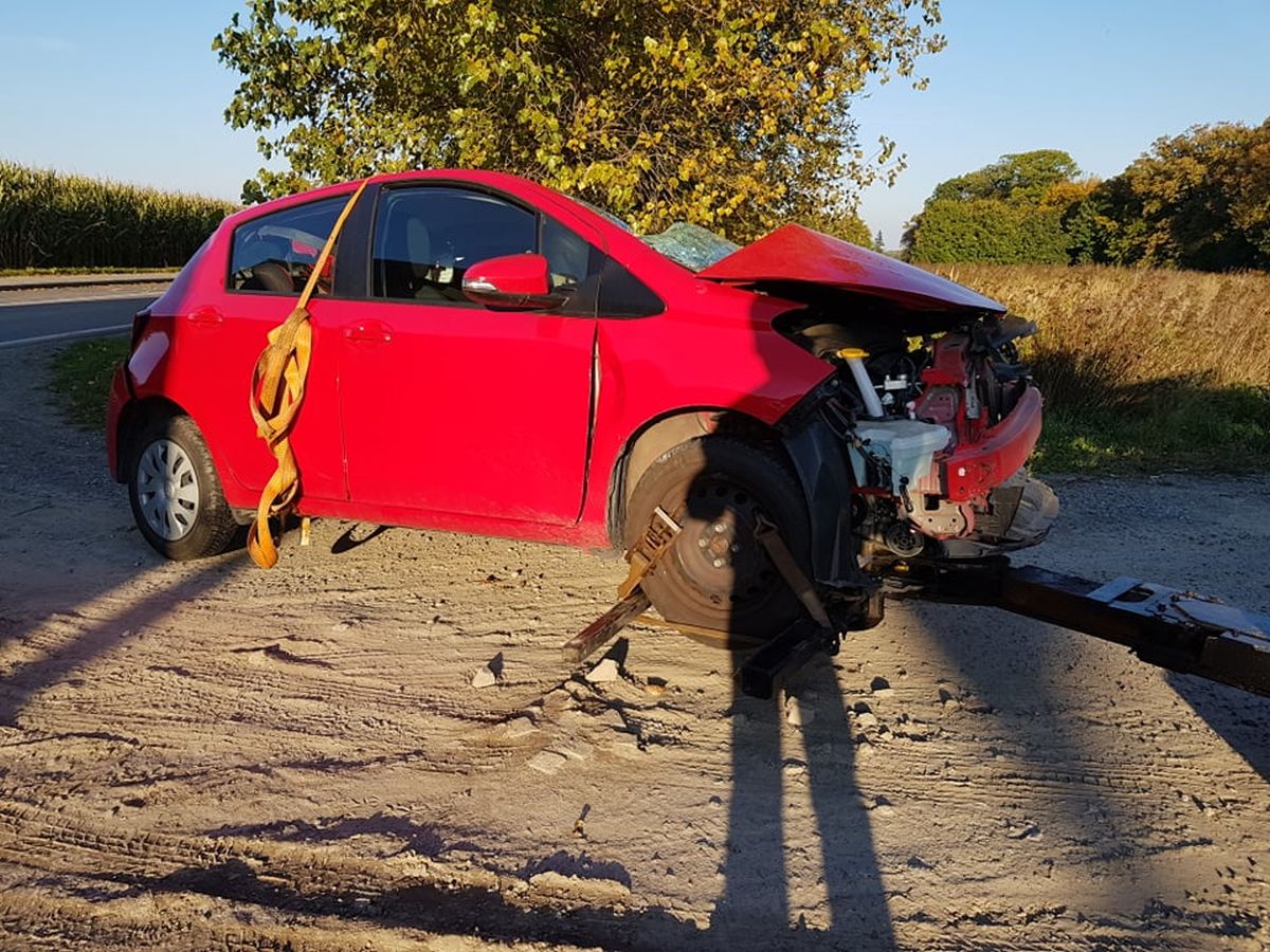 Groźny wypadek na łuku drogi. Toyota zderzyła się z ciężarówką (zdjęcia)