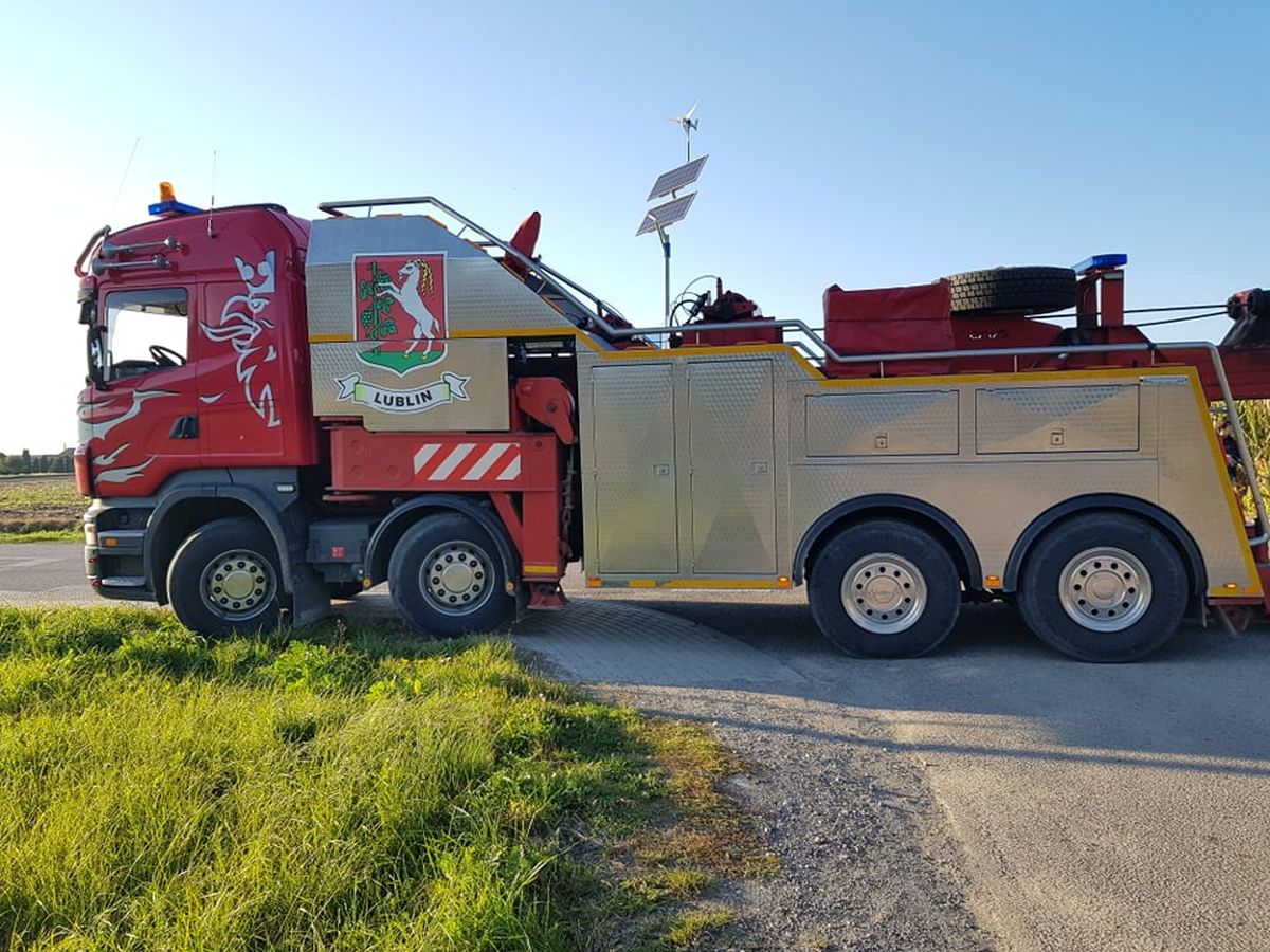 Groźny wypadek na łuku drogi. Toyota zderzyła się z ciężarówką (zdjęcia)