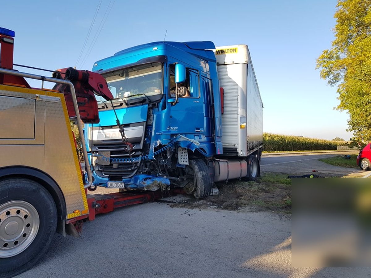 Groźny wypadek na łuku drogi. Toyota zderzyła się z ciężarówką (zdjęcia)