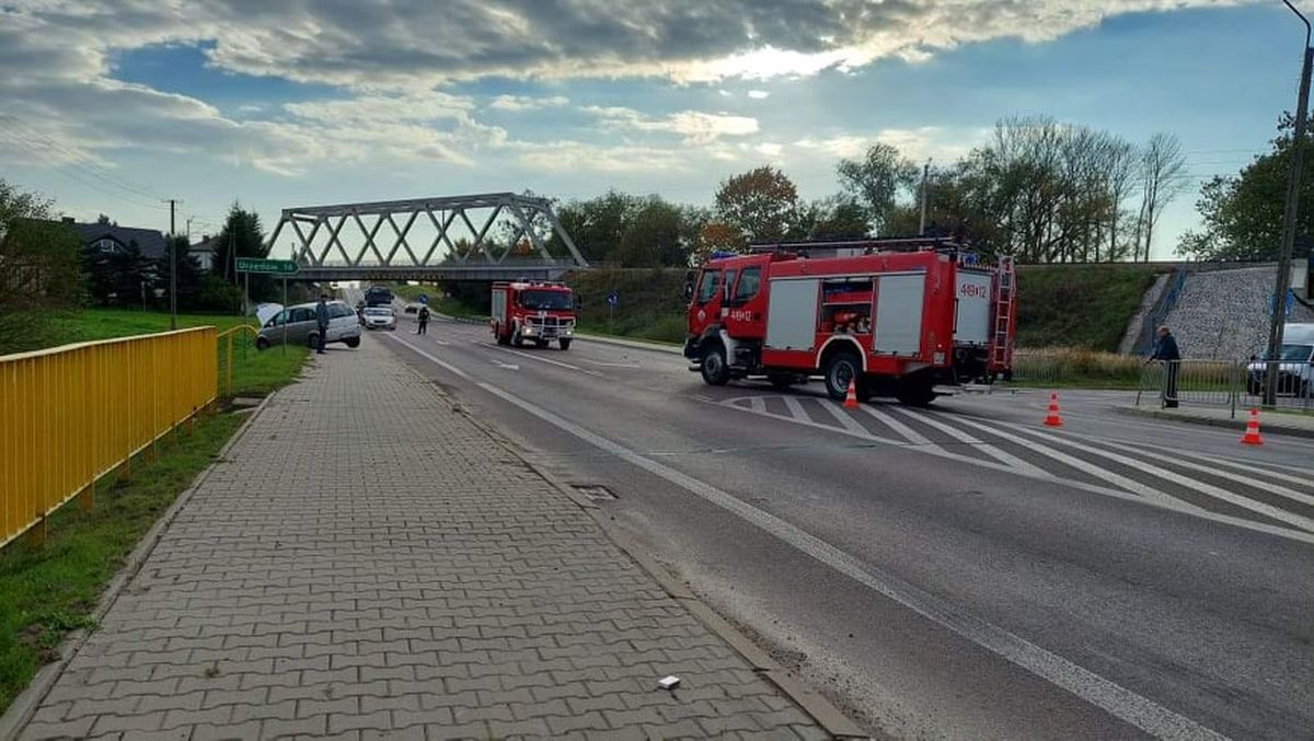Zderzenie dwóch aut na trasie Lublin – Kraśnik. Nie ma już problemów z przejazdem (zdjęcia)