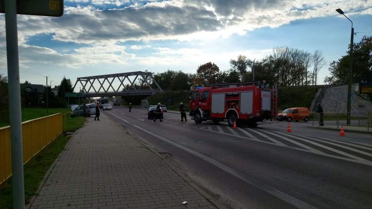 Zderzenie dwóch aut na trasie Lublin – Kraśnik. Nie ma już problemów z przejazdem (zdjęcia)