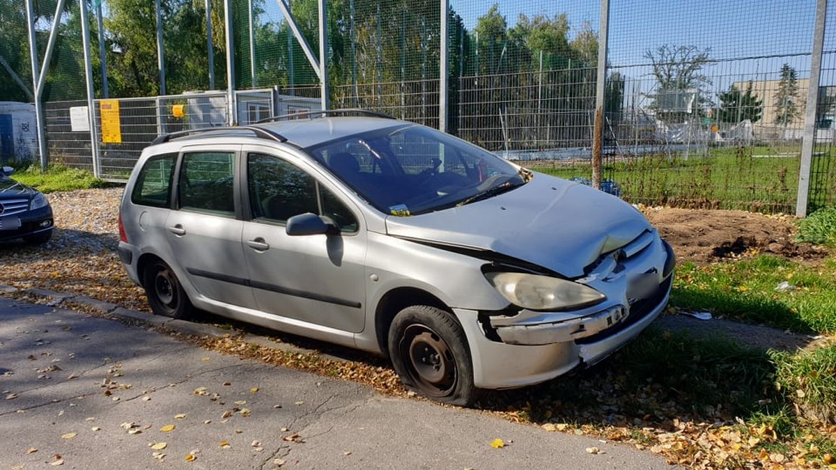 Dziwne manewry kierowcy peugeota na parkingu Biedronki. Auto uderzyło w drzewo, dwie osoby uciekły pieszo (zdjęcia)