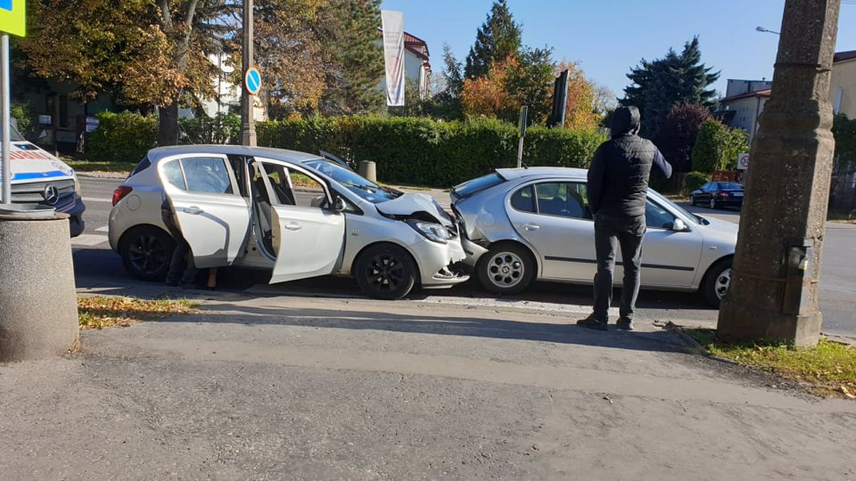 Zderzenie seata z oplem. Jedno z aut potrąciło jeszcze nastolatkę (zdjęcia)