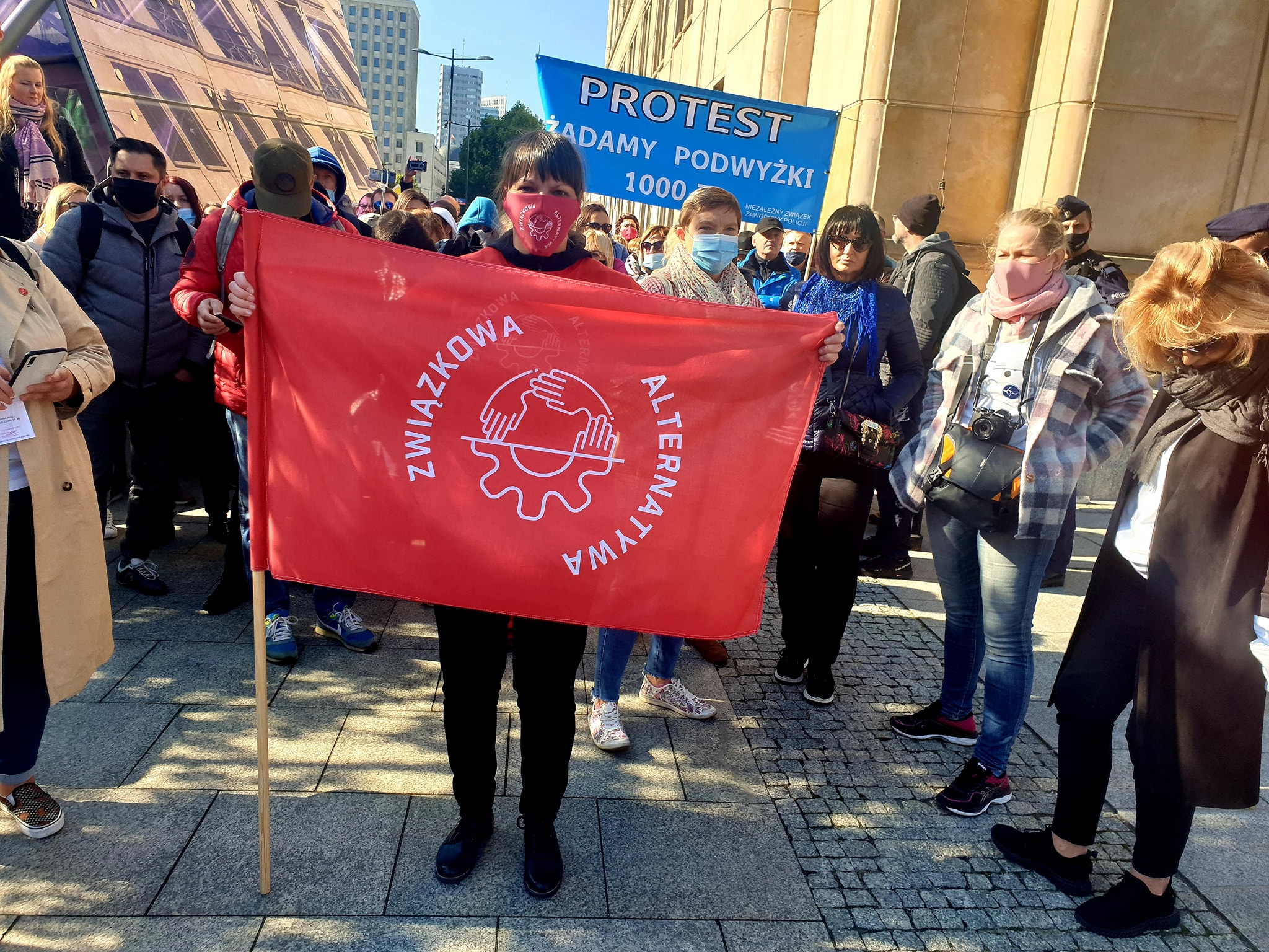 Pikieta przed budynkiem Komendy Wojewódzkiej Policji w Lublinie. Pracownicy walczą o podwyżki płac (zdjęcia)