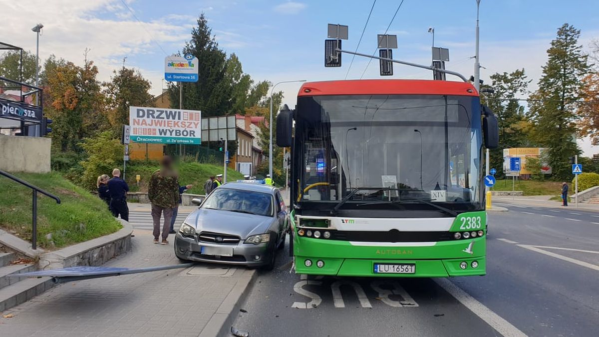 Zajechał drogę autobusowi. Subaru zderzyło się z pojazdem komunikacji miejskiej (zdjęcia)