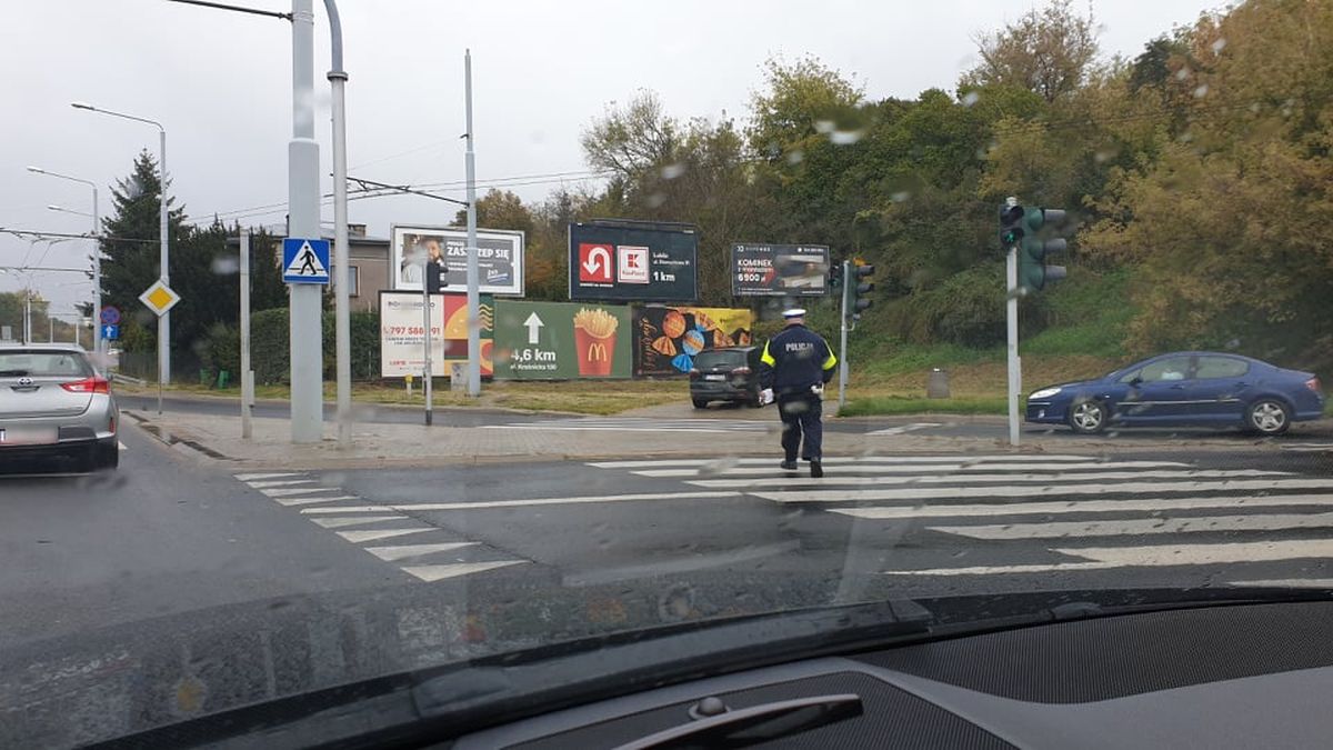 Zderzenie mercedesa z fordem na rondzie. Są utrudnienia w ruchu (zdjęcia)