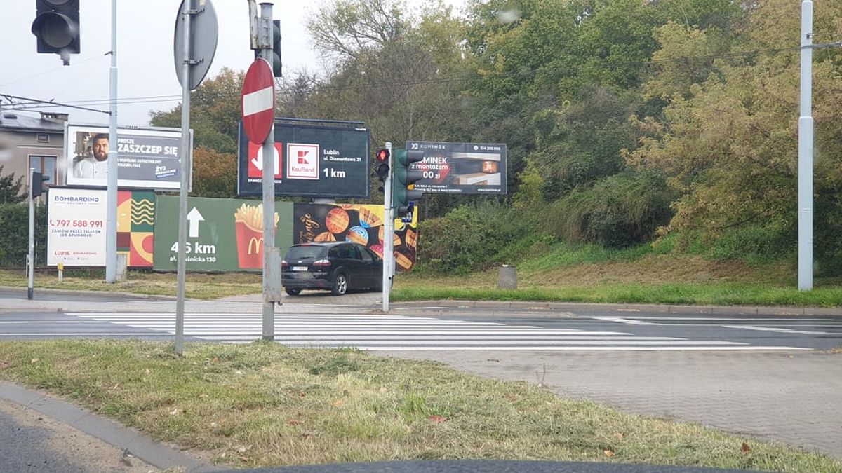 Zderzenie mercedesa z fordem na rondzie. Są utrudnienia w ruchu (zdjęcia)