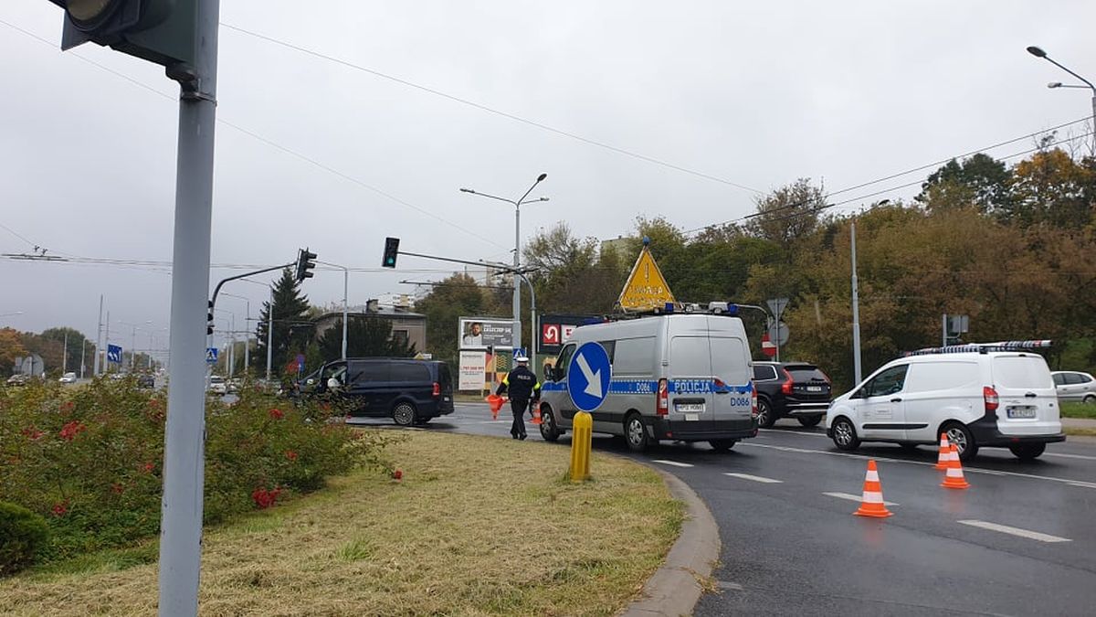 Zderzenie mercedesa z fordem na rondzie. Są utrudnienia w ruchu (zdjęcia)