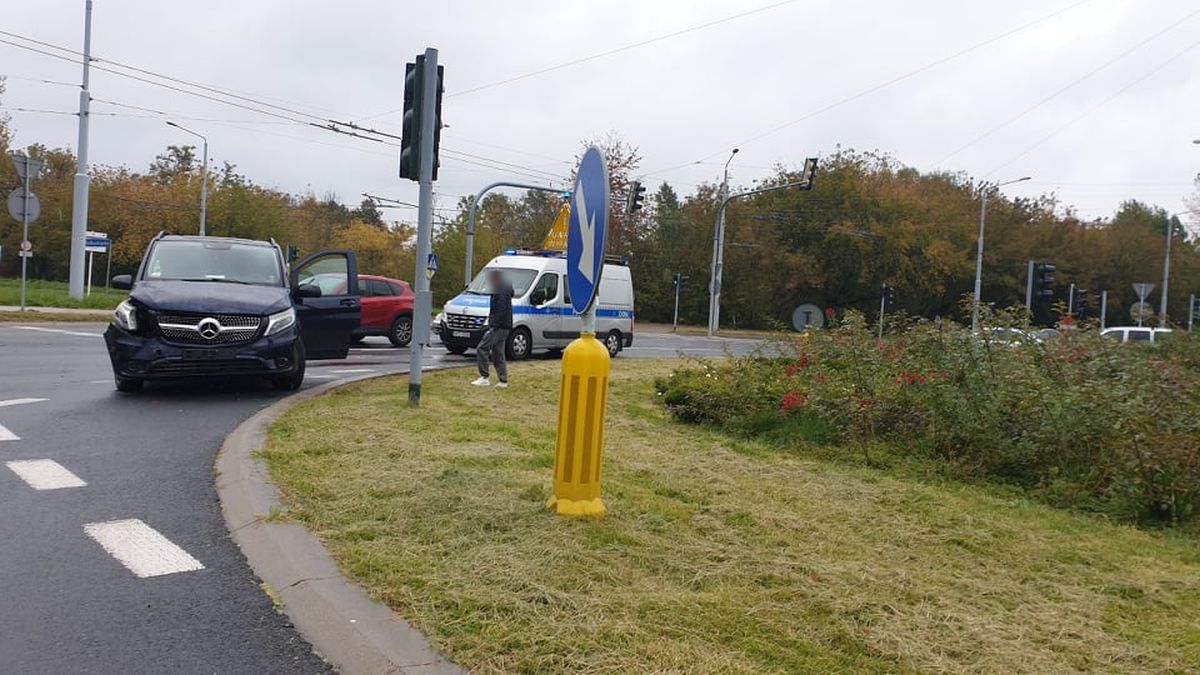 Zderzenie mercedesa z fordem na rondzie. Są utrudnienia w ruchu (zdjęcia)