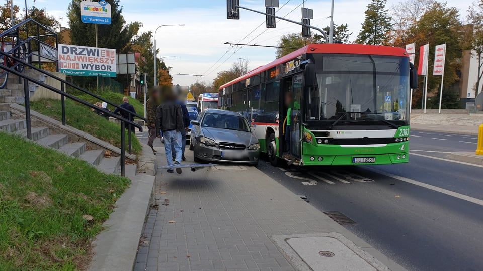 Zajechał drogę autobusowi. Subaru zderzyło się z pojazdem komunikacji miejskiej (zdjęcia)