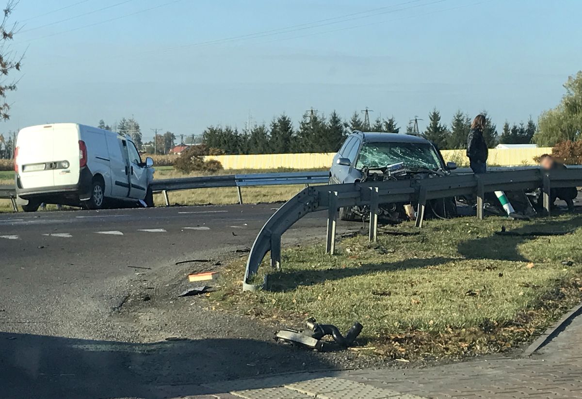 Wypadek na skrzyżowaniu, dwie osoby są ranne. Trwa akcja ratunkowa, droga jest zablokowana (zdjęcia)