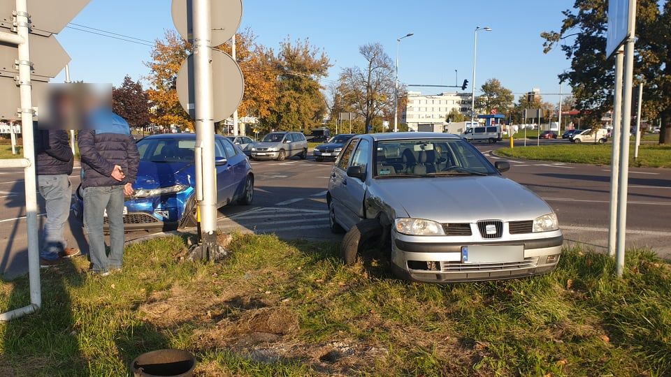 Było czerwone, jednak chciał zjechać z ronda. Zderzył się z hondą (zdjęcia)