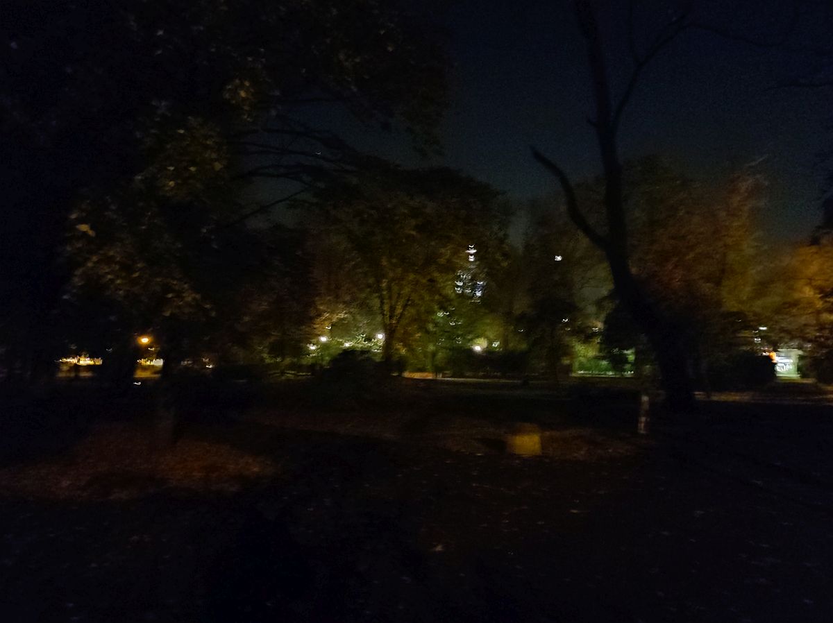 Ciemno w Parku Bronowickim. Mieszkańcy alarmują, że znaczna część latarni nie świeci (zdjęcia)