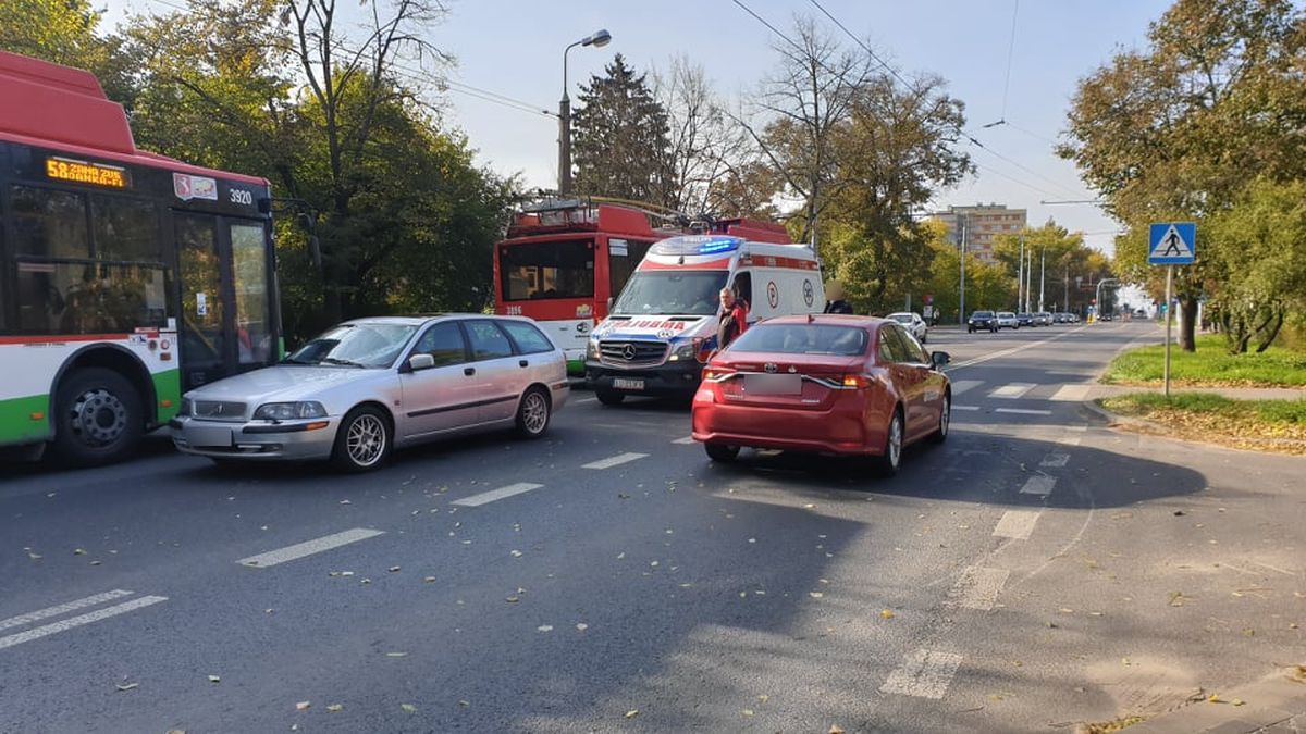 Nastolatek był już na środku przejścia. Po potrąceniu przez volvo, spadł na toyotę (zdjęcia)