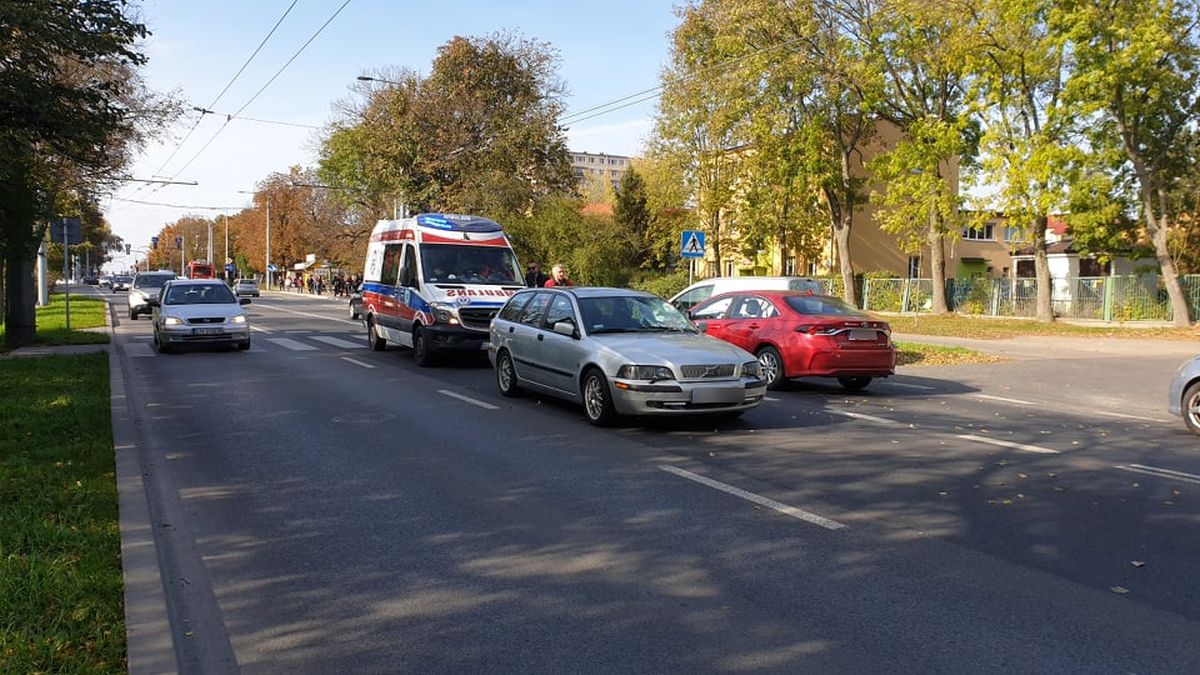 Nastolatek był już na środku przejścia. Po potrąceniu przez volvo, spadł na toyotę (zdjęcia)