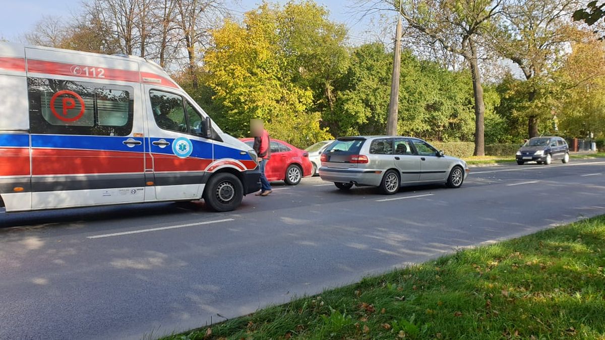 Nastolatek był już na środku przejścia. Po potrąceniu przez volvo, spadł na toyotę (zdjęcia)