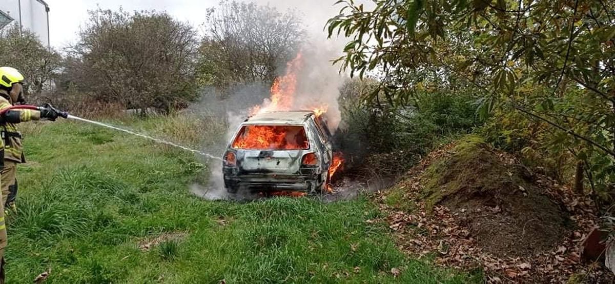 Volkswagen stanął w płomieniach. Auto spłonęło doszczętnie (zdjęcia)