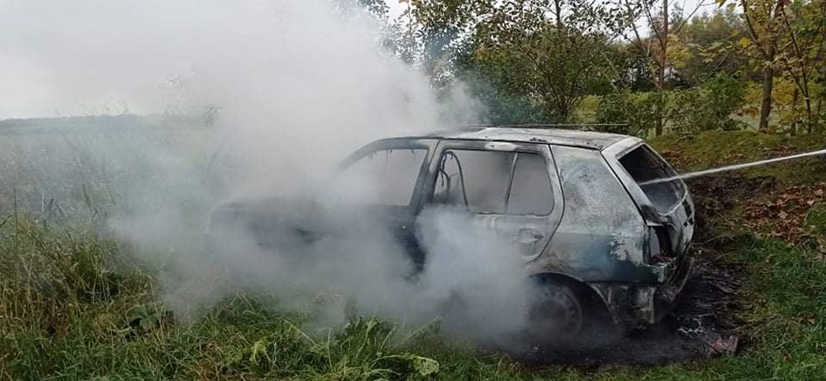 Volkswagen stanął w płomieniach. Auto spłonęło doszczętnie (zdjęcia)