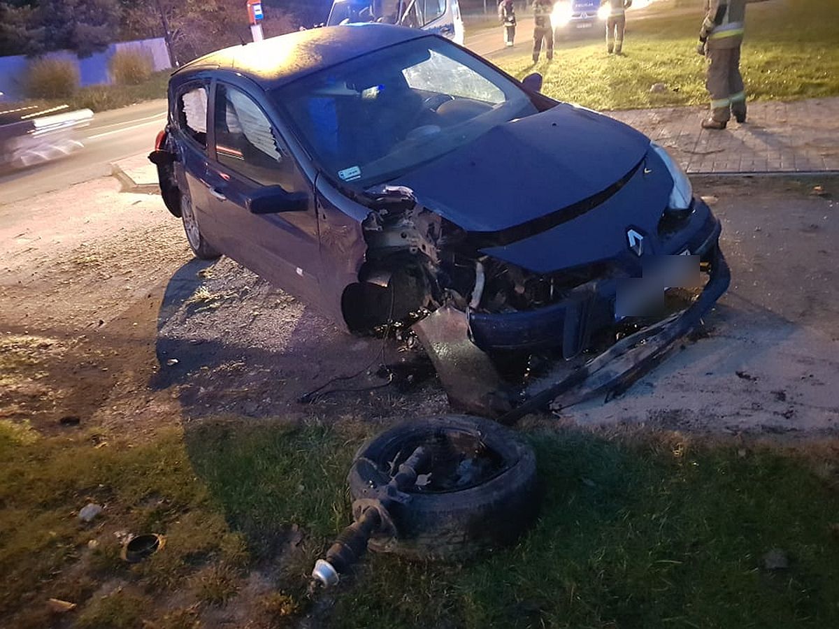 Pijany kierowca o mało nie zabił kobiety z dzieckiem. Rozpędzone auto zatrzymało betonowe ogrodzenie (zdjęcia)