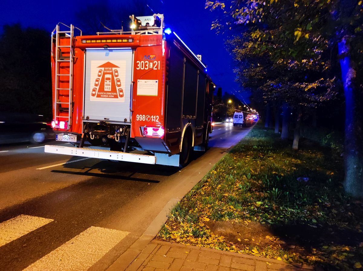 Z autobusu wyciekł płyn chłodniczy. Kilkaset metrów jezdni zostało zamknięte dla ruchu (zdjęcia)