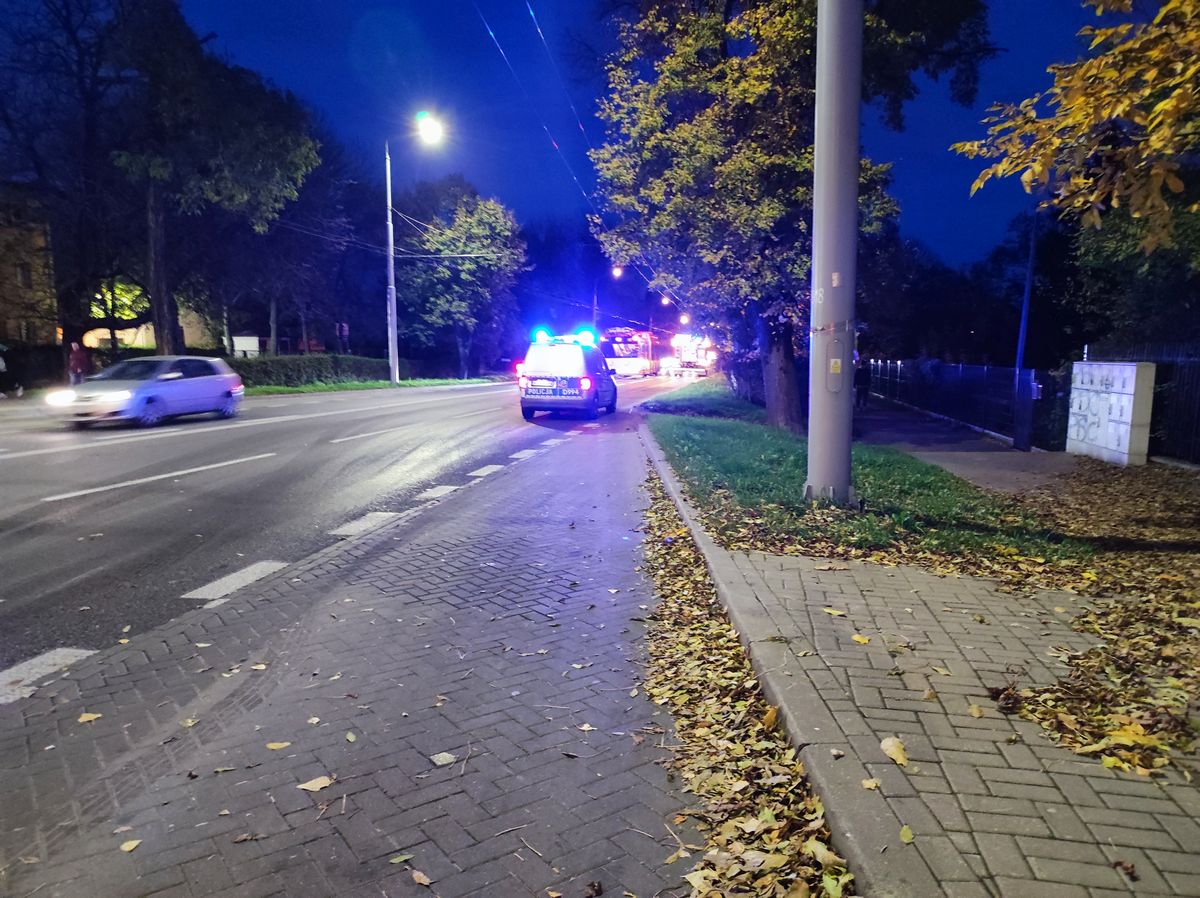 Z autobusu wyciekł płyn chłodniczy. Kilkaset metrów jezdni zostało zamknięte dla ruchu (zdjęcia)