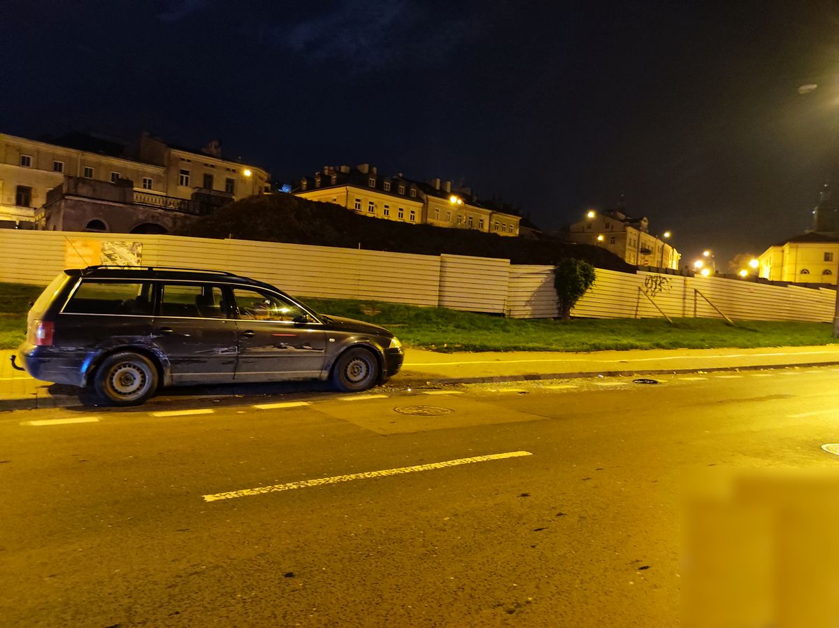 Na ulicy zostało pełno szkieł i elementy auta. Kierowca BMW wjechał w volkswagena i uciekł (zdjęcia)