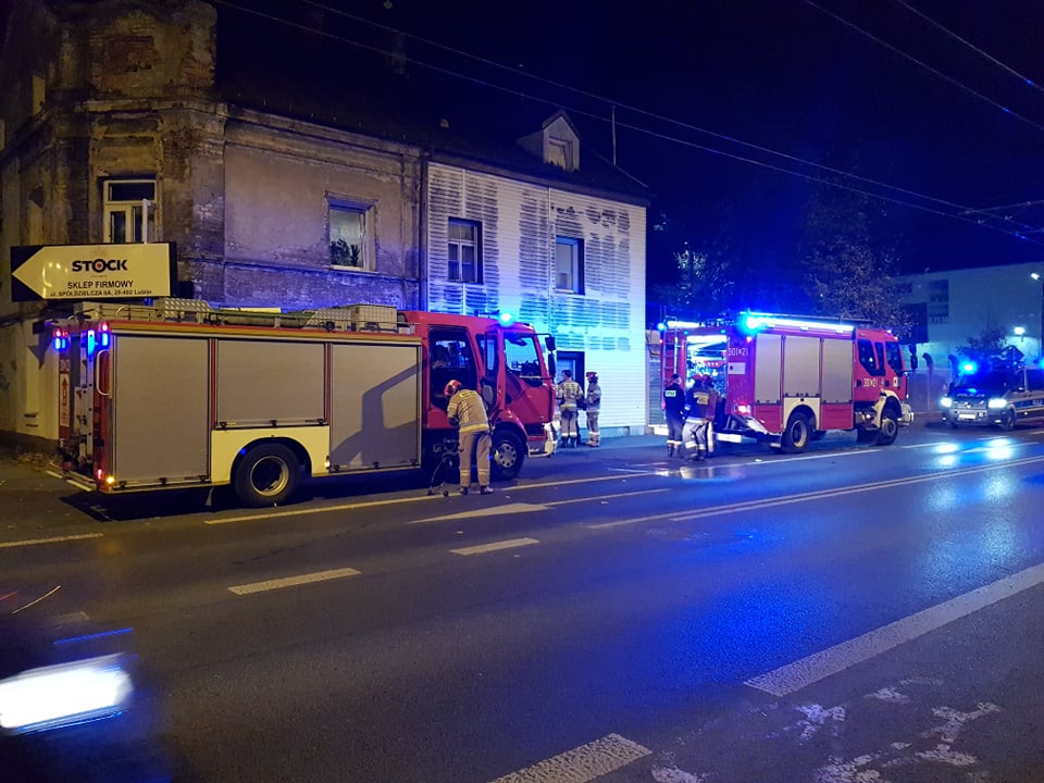 Rozpalają w piecach bo zimno. Sąsiedzi wzywają straż pożarną sądząc, że to pożar (zdjęcia)