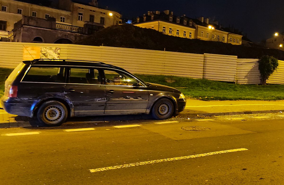 Na ulicy zostało pełno szkieł i elementy auta. Kierowca BMW wjechał w volkswagena i uciekł (zdjęcia)