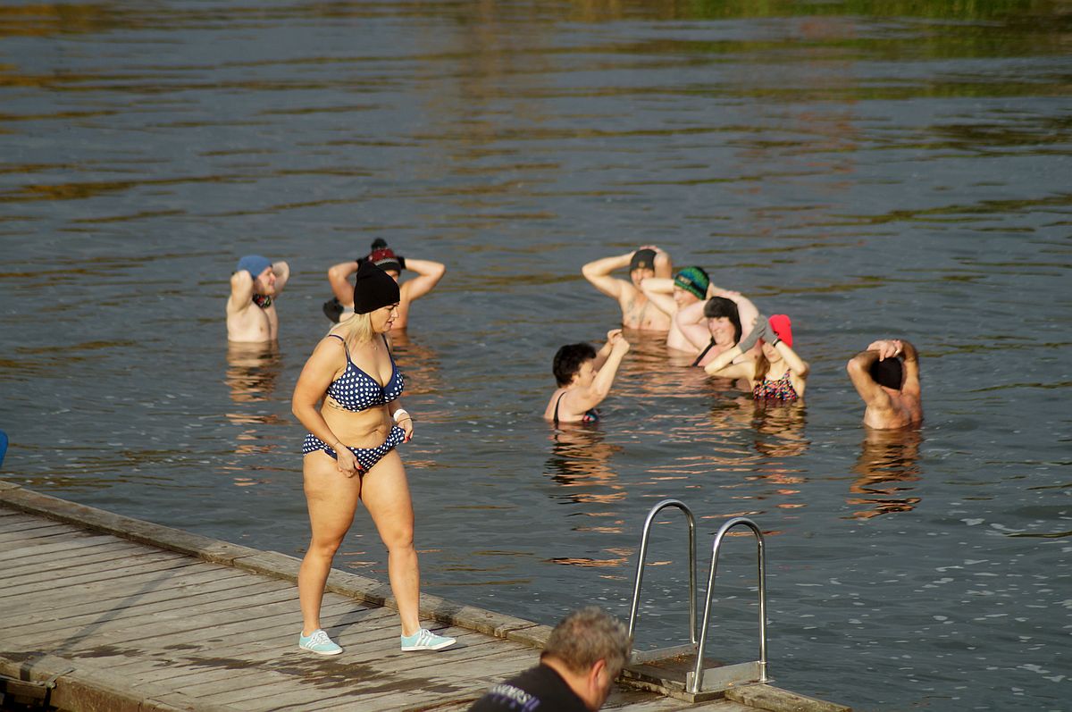 Członkowie Lubelskiego Klubu Morsów rozpoczęli sezon zimowych kąpieli