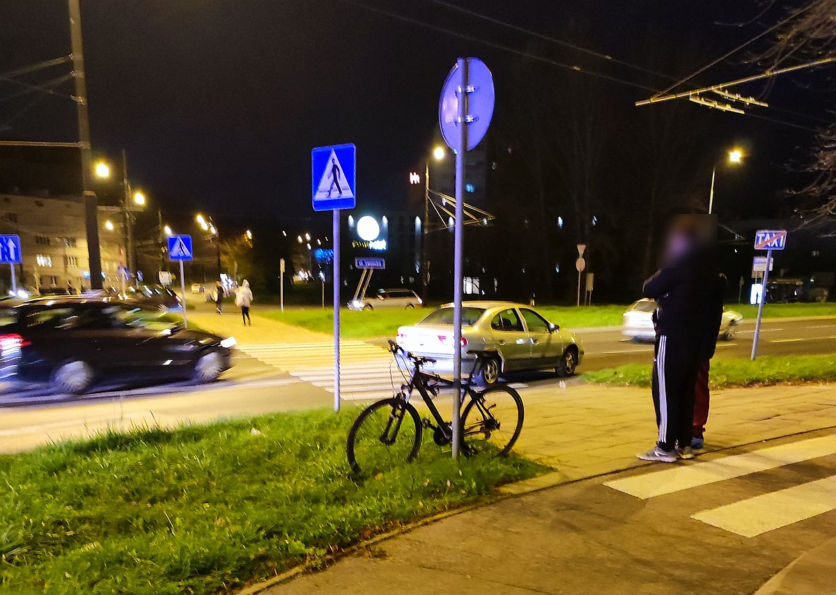 Potrącenie rowerzysty na przejściu dla pieszych. Na miejscu pracują policjanci (zdjęcia)
