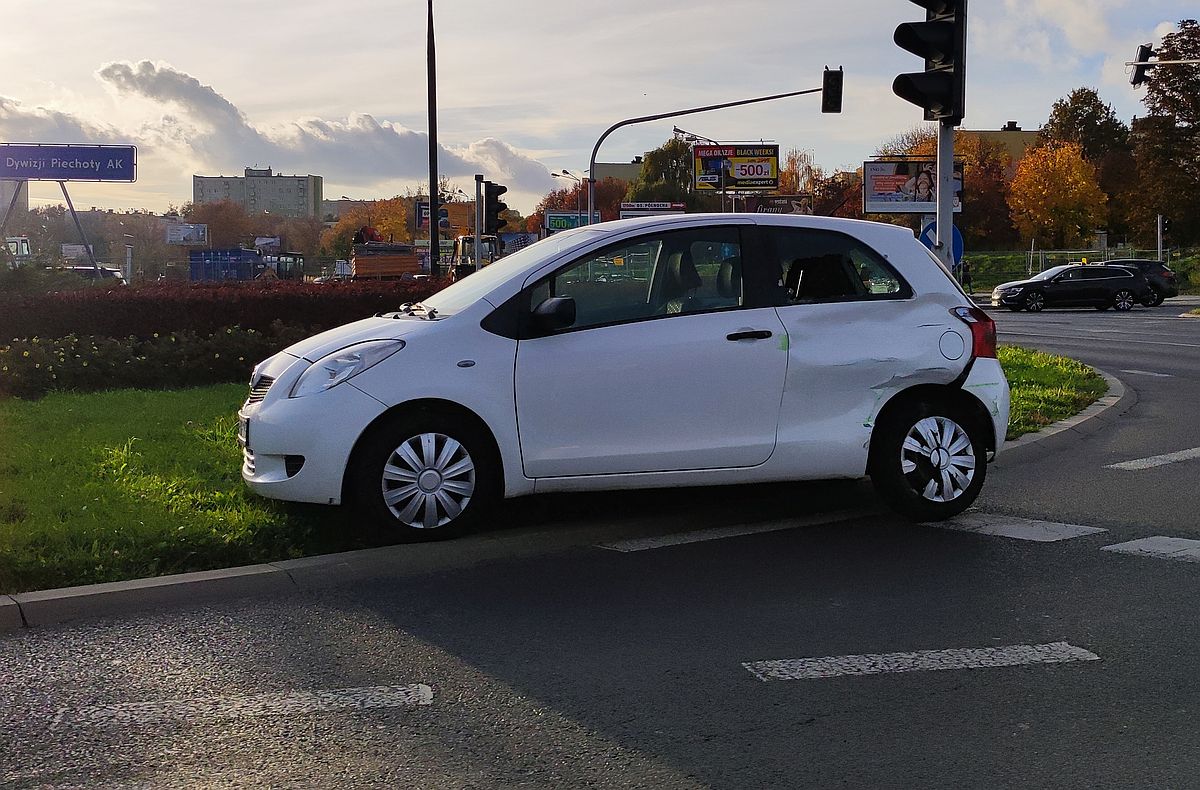 Nie zauważyła, że musi ustąpić pierwszeństwa przejazdu. Zderzyła się z autobusem (zdjęcia)