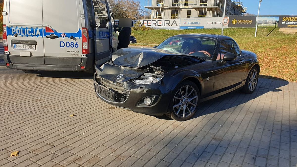 Mazda zderzyła się ze skodą. Kierowcom nic się nie stało (zdjęcia)